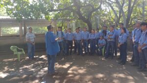 Jovenes del Instituto El Triunfo relizan gira educativa en granja porcina.