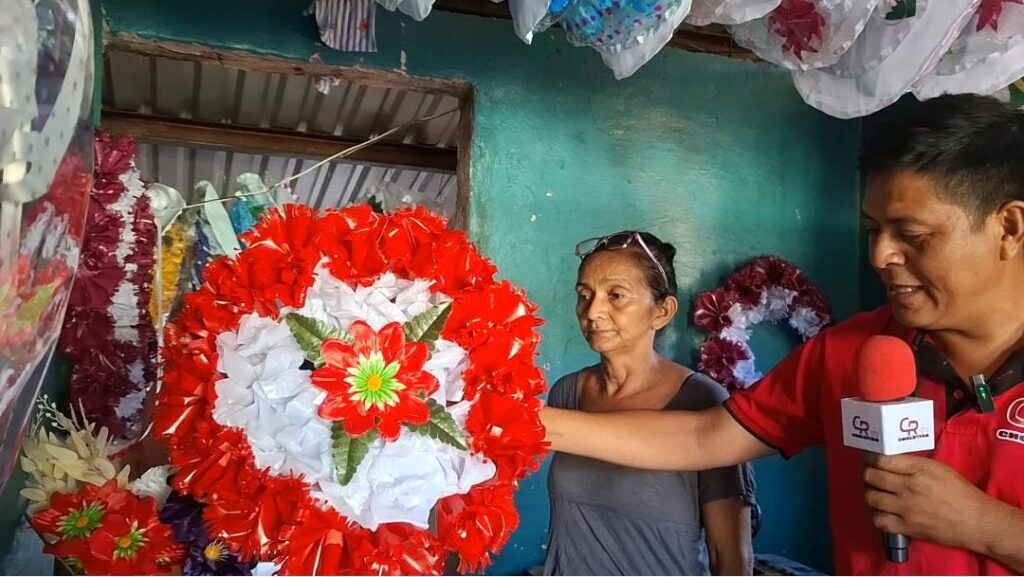 Doña Rosa Alvarado elabora palmas y coronas para los fieles difuntos