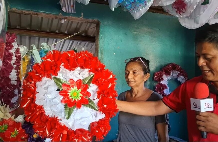 Doña Rosa Alvarado elabora palmas y coronas para los fieles difuntos