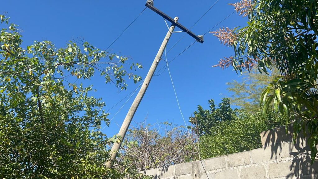 Pobladores de Barrio La libertad exigen reubicacion de poste